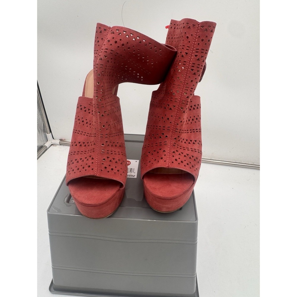 Bamboo "Clarice" Coral Suede Perforated Platform Heels – Size 7 | Barbiecore
